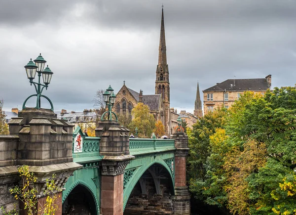 Puente Kelvin Glasgow, con la famosa aguja de la Iglesia Lansdowne — Foto de Stock