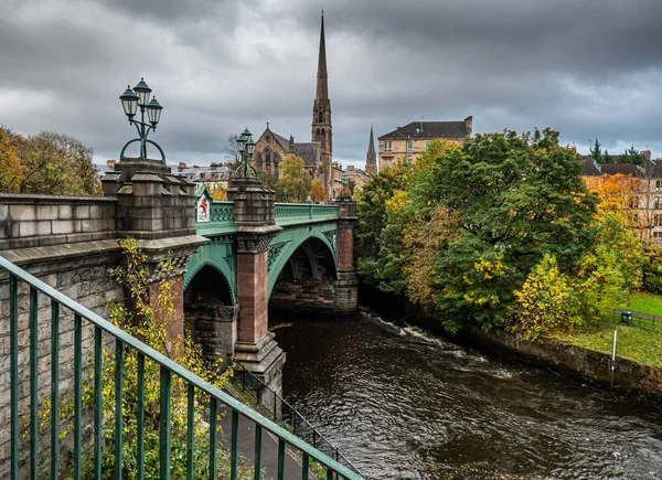 Ponte di Kelvin sulla Great Western Road, Glasgow con guglie di chiesa — Foto Stock