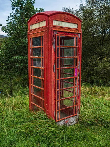 En röd telefonkiosk av K6-typ på avlägset läge i Skottland — Stockfoto