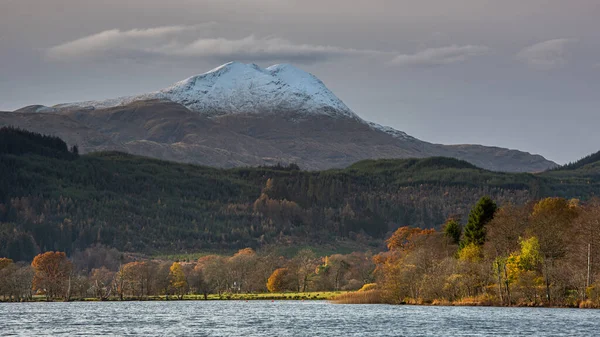 Podzim na Loch Ard se sněhem na Ben Lomond — Stock fotografie