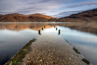 Yaşlı Jetty Lomond Gölü 'nde Inversnaid' in karşısında.