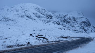 Glencoe İskoçya 'da kış yolları