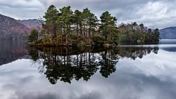 Reflexionen von loch katrine, Schottland — Stockfoto