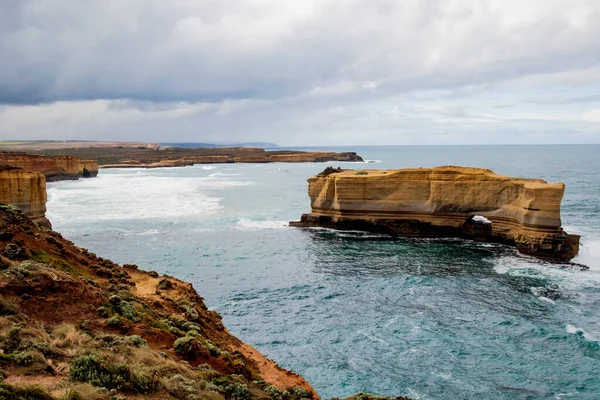 Uno de los Doce Apóstoles durante el día. Paisaje escénico. Great Ocean Road, Victoria, Australia — Foto de Stock