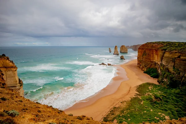 Doce Apóstoles durante el día. Paisaje panorámico. Great Ocean Road, Victoria, Australia — Foto de Stock