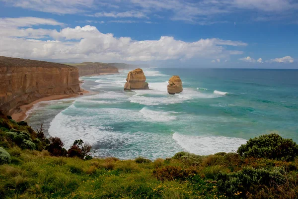 Doce Apóstoles durante el día. Paisaje pintoresco. Great Ocean Road, Victoria, Australia — Foto de Stock