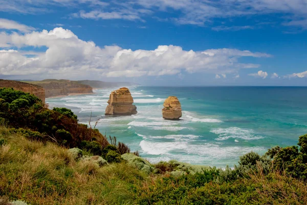 Doce Apóstoles durante el día. Paisaje pintoresco. Great Ocean Road, Victoria, Australia — Foto de Stock