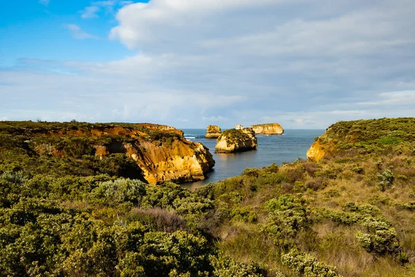 Bay of Islands en Great Ocean Road. Formación de rocas en el océano. Rocas cubiertas de arbustos. Australia paisaje. Victoria, Australia — Foto de Stock