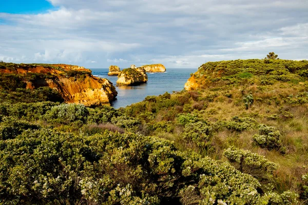 Büyük Okyanus Yolu 'ndaki Adalar Körfezi. Okyanusta kaya oluşumu. Çalılarla kaplı kayalar. Avustralya manzarası. Victoria, Avustralya — Stok fotoğraf