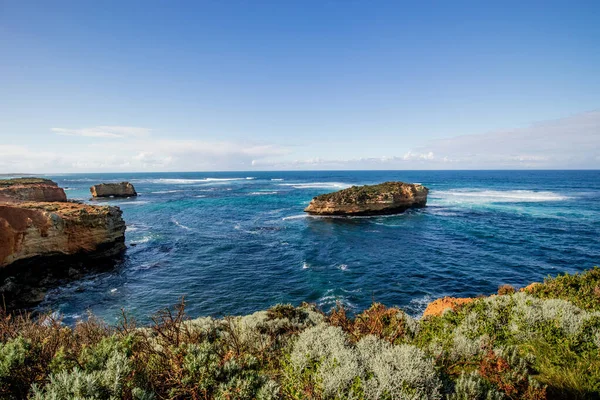 Bahía de los Mártires. Atracción turística en Great Ocean Road. Formación de rocas en el océano. Primer plano con arbustos. Australia paisaje. Victoria, Australia — Foto de Stock