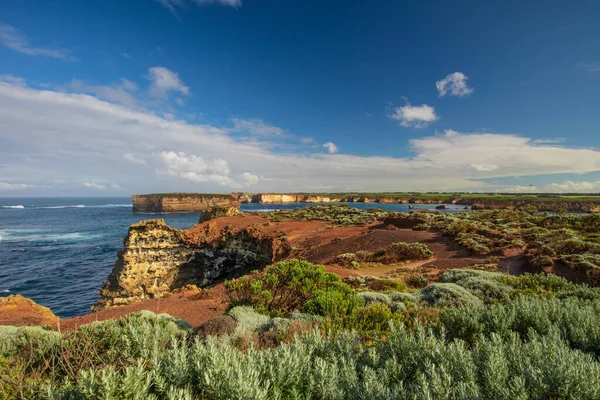 순교자들의 만. 거대 한바다 길을 찾는 관광객들. 바다에서 암석 형성. 앞에 는 덤불 이 있고. 오스트레일리아의 풍경. 빅토리아, 오스트레일리아 — 스톡 사진