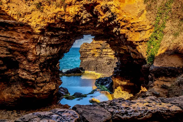 Grottan. Sinkhole geologisk formation. Australien landskap. Great Ocean Road, Victoria, Australien — Stockfoto