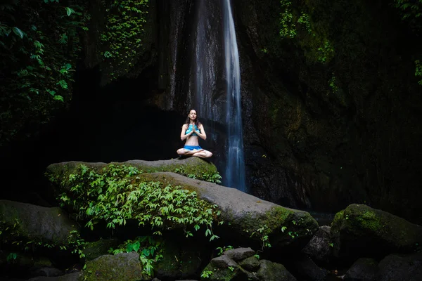 Giovane donna caucasica meditare, praticare yoga a cascata. Mani nel mudra namaste. Cascata Leke Leke, Bali, Indonesia . — Foto Stock