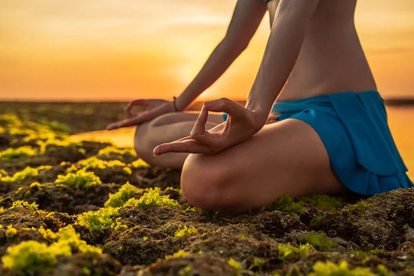 Yoga yaşam tarzı. Gyan Mudra 'yı kapat, Lotus pozu ver. Genç kadın meditasyon yapıyor, yoga yapıyor ve Gyan Mudra ile plajda Pranayama yapıyor, Bali — Stok fotoğraf
