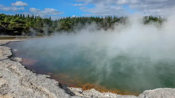 Lago geotérmico no parque Kuirau em Rotorua, Nova Zelândia — Fotografia de Stock