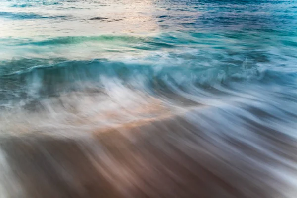 Uma paisagem marinha cénica. Paisagem aquática para fundo. Velocidade lenta do obturador. Foco suave. Praia de Bingin, Bali — Fotografia de Stock