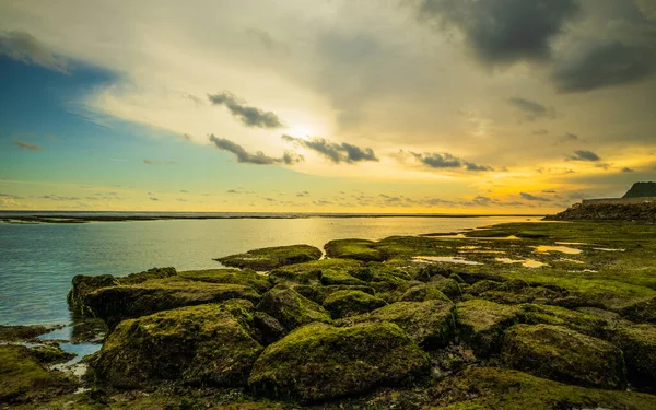 A paisagem marinha. Praia com pedras e pedras. Maré baixa. Hora do pôr-do-sol. Velocidade lenta do obturador. Foco suave. Praia de Melasti, Bali, Indonésia — Fotografia de Stock