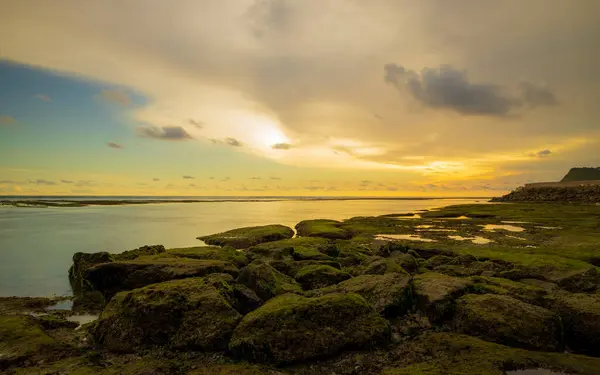 A paisagem marinha. Praia com pedras e pedras. Maré baixa. Hora do pôr-do-sol. Velocidade lenta do obturador. Foco suave. Praia de Melasti, Bali, Indonésia — Fotografia de Stock