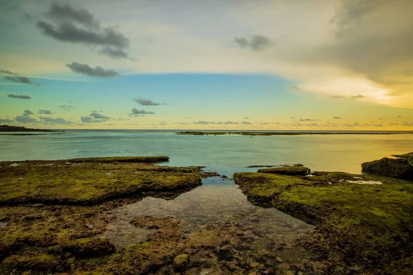 海景。海滩，岩石和石头。低潮。日落时间。慢速快门速度。集中精神印度尼西亚巴厘Melasti海滩 — 图库照片