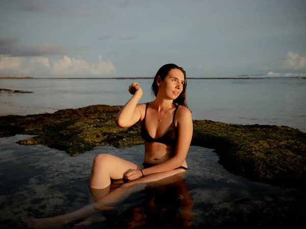 Deniz Suyu Banyosunda Oturan Genç Bir Kadın Bali Seyahat Konsepti — Stok fotoğraf