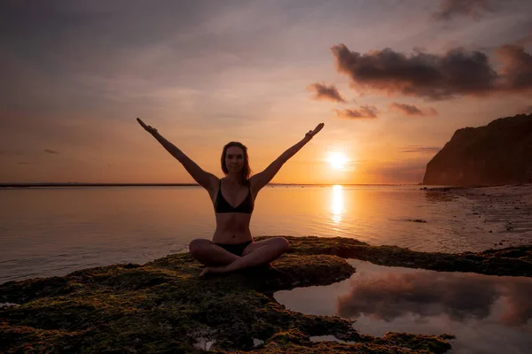 Koncepcja Wolności Podekscytowana Młoda Kobieta Podnosząca Ramiona Plaży Przed Oceanem — Zdjęcie stockowe