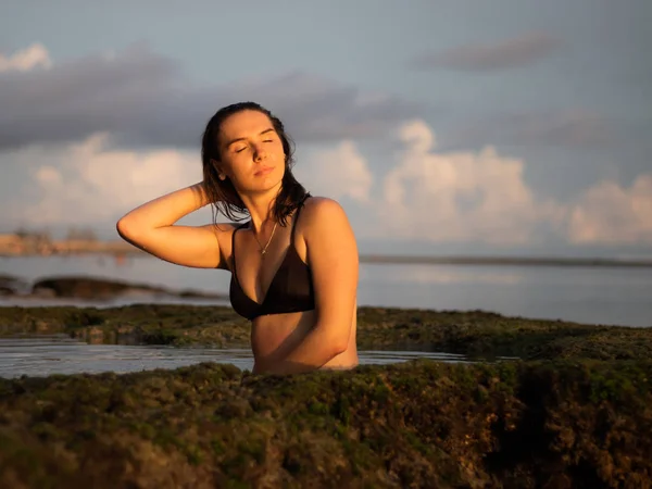 Een Jonge Vrouw Bad Met Zeewater Bali Reisconcept Blank Meisje — Stockfoto