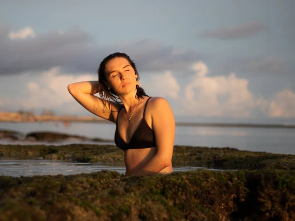 Mujer Joven Sentada Baño Agua Mar Concepto Viaje Bali Chica —  Fotos de Stock