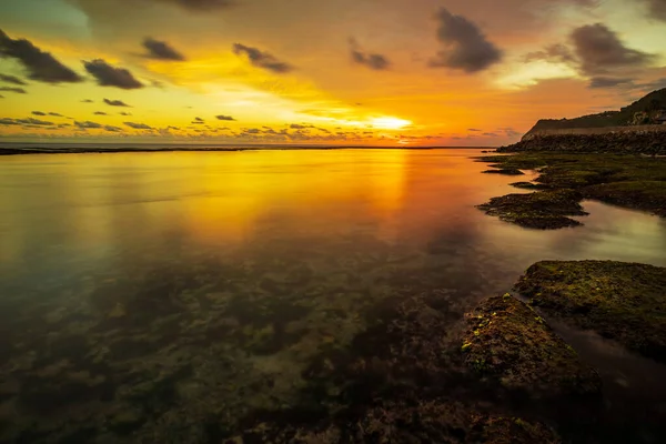 Seelandschaft Als Hintergrund Strand Mit Steinen Und Felsen Ebbe Reflexion — Stockfoto
