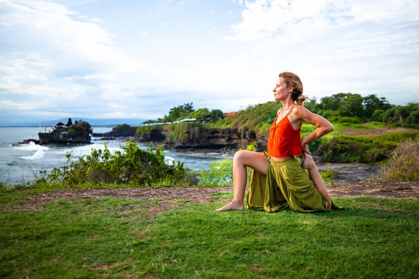 Utomhusyoga Ung Kvinna Utövar Variation Ashwa Sanchalanasana Ridsport Eller Ridning — Stockfoto