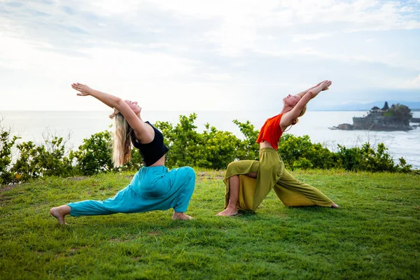 Parę Jogi Dwie Młode Kobiety Ćwiczą Virabhadrasana Warrior Pose Ashwa — Zdjęcie stockowe