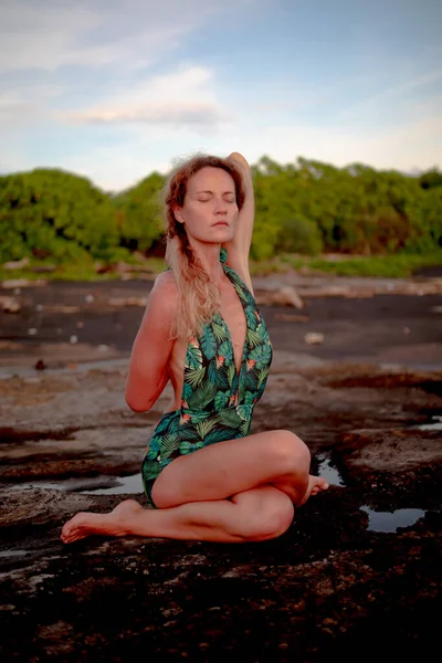 Práctica Yoga Aire Libre Mujer Joven Practicando Gomukhasana Cow Face —  Fotos de Stock
