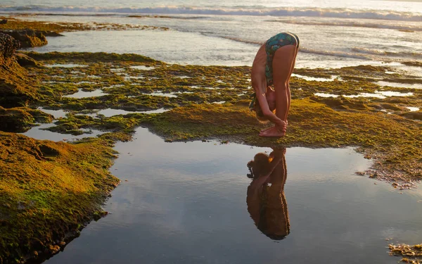Junge Frau Die Yoga Praktiziert Und Uttanasana Pose Steht Vorwärts — Stockfoto