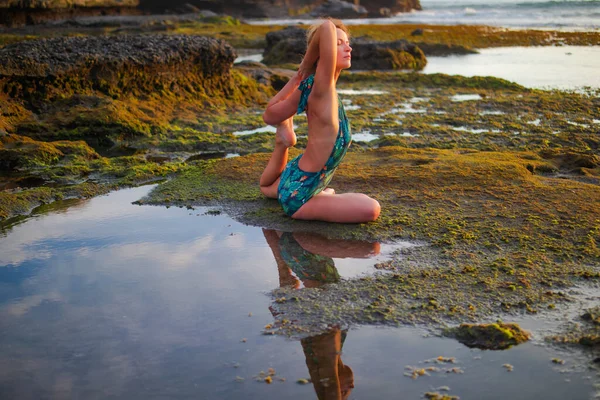 Młoda Kobieta Ćwicząca Eka Pada Rajakapotasana Jednonogi King Pigeon Pose — Zdjęcie stockowe