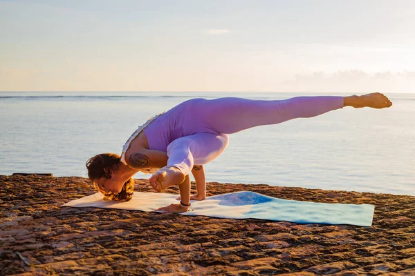 Okyanus Kenarında Gün Doğumu Yoga Antrenmanı Mayurasana Nın Kadın Versiyonu — Stok fotoğraf