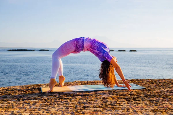 Jóga Při Východu Slunce Mladá Žena Cvičit Chakrasana Nebo Urdhva — Stock fotografie