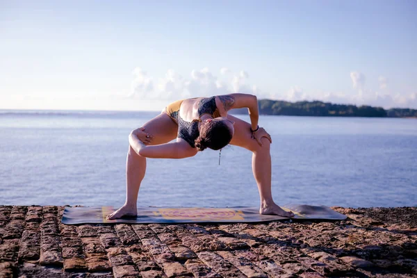 Gün Doğumu Yoga Alıştırması Genç Kadın Parivrtta Utkata Konasana Devrimci — Stok fotoğraf