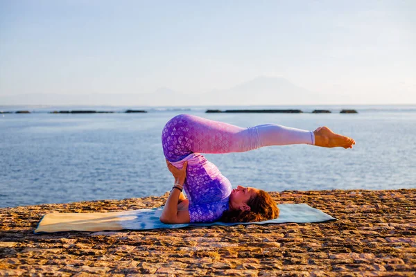 Okyanus Manzaralı Gündoğumu Yoga Antrenmanı Kadın Salamba Sarvangasana Shoulderstand Antrenmanına — Stok fotoğraf