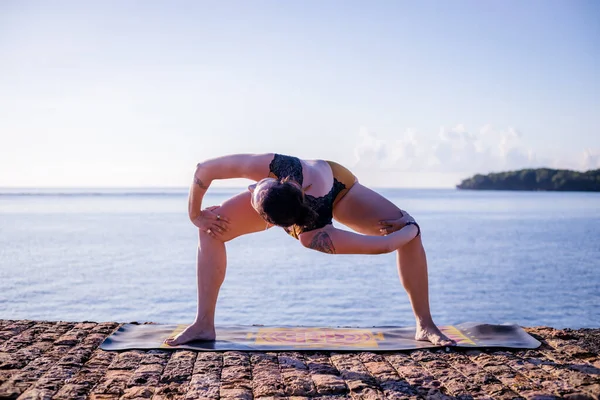 Gün Doğumu Yoga Alıştırması Genç Kadın Parivrtta Utkata Konasana Devrimci — Stok fotoğraf