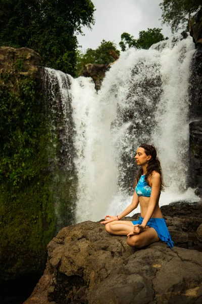 Молода Кавказька Жінка Сидить Скелі Медитуючи Практикуючи Йогу Пранаяму Руки — стокове фото
