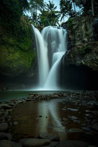 Paisaje Cascada Cascada Tegenungan Selva Tropical Increíble Reflejo Del Agua — Foto de Stock