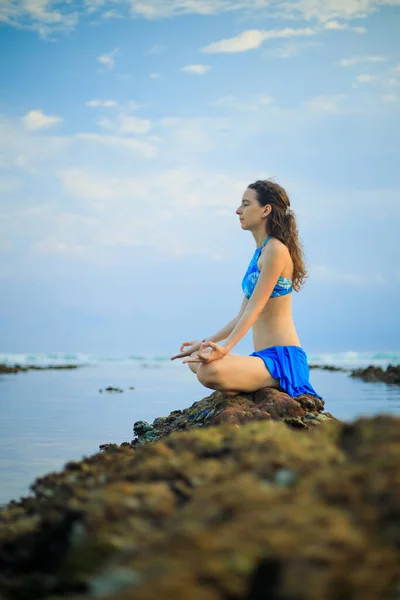 Привлекательная Женщина Медитирует Практикует Йогу Пранаяму Пляже Закат Йоги Руки — стоковое фото