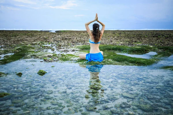 Молодая Женщина Медитирует Практикует Йогу Пранаяму Пляже Закат Йоги Руки — стоковое фото