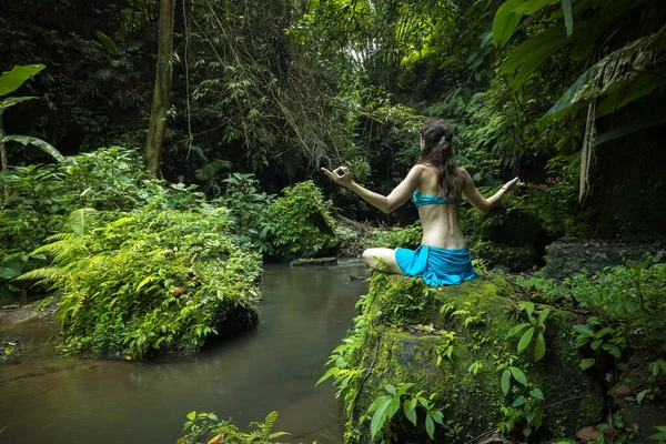 Joven Mujer Caucásica Sentada Roca Practicando Yoga Pranayama Levantando Brazos —  Fotos de Stock
