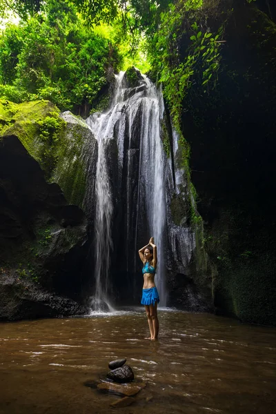 年轻的白人妇女站在瀑布边 练习瑜伽和普拉亚山 举手表决Namaste Mudra 卫生保健概念 印度尼西亚巴厘Bangli的Krisik瀑布 — 图库照片
