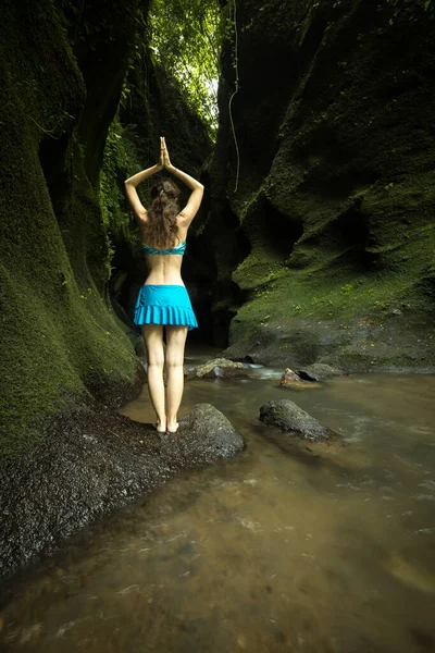 Молода Кавказька Жінка Стоїть Скелі Річковому Каньйоні Медитує Практикує Йогу — стокове фото