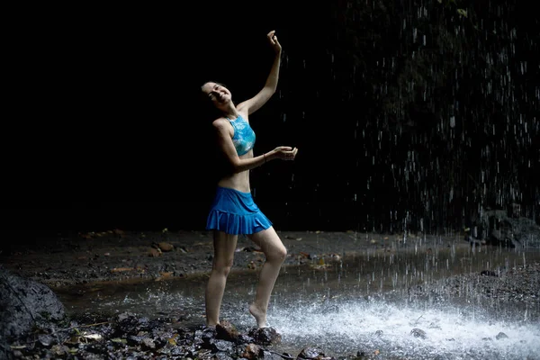 Молода Красива Жінка Насолоджується Падаючою Водою Водоспаду Жінка Блакитному Бікіні — стокове фото