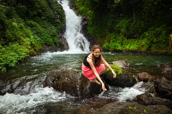 Jeune Femme Caucasienne Assise Sur Rocher Jouant Avec Eau Dans — Photo