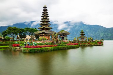Bali adasındaki Pura Ulun Danu Bratan tapınağı. Güzel bale tapınağı. Bali 'nin simgesi. Yağmurlu, bulutlu ve sisli hava. Su yansıması. Kapama hızı yavaş. Bratan Gölü, Bali, Endonezya