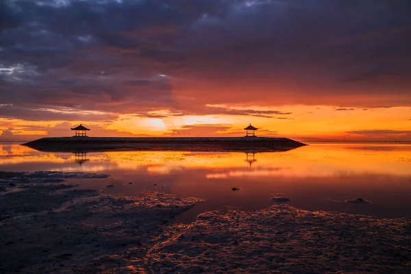 Сонячний Схід Традиційні Гепарди Штучному Острові Океані Чудове Відображення Води — стокове фото