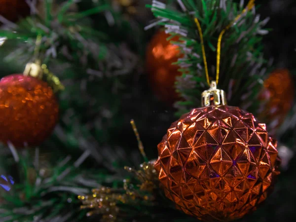 Vánoční Oranžová Lesklá Koule Visící Zelené Větvi Stromu Světla Věnce — Stock fotografie